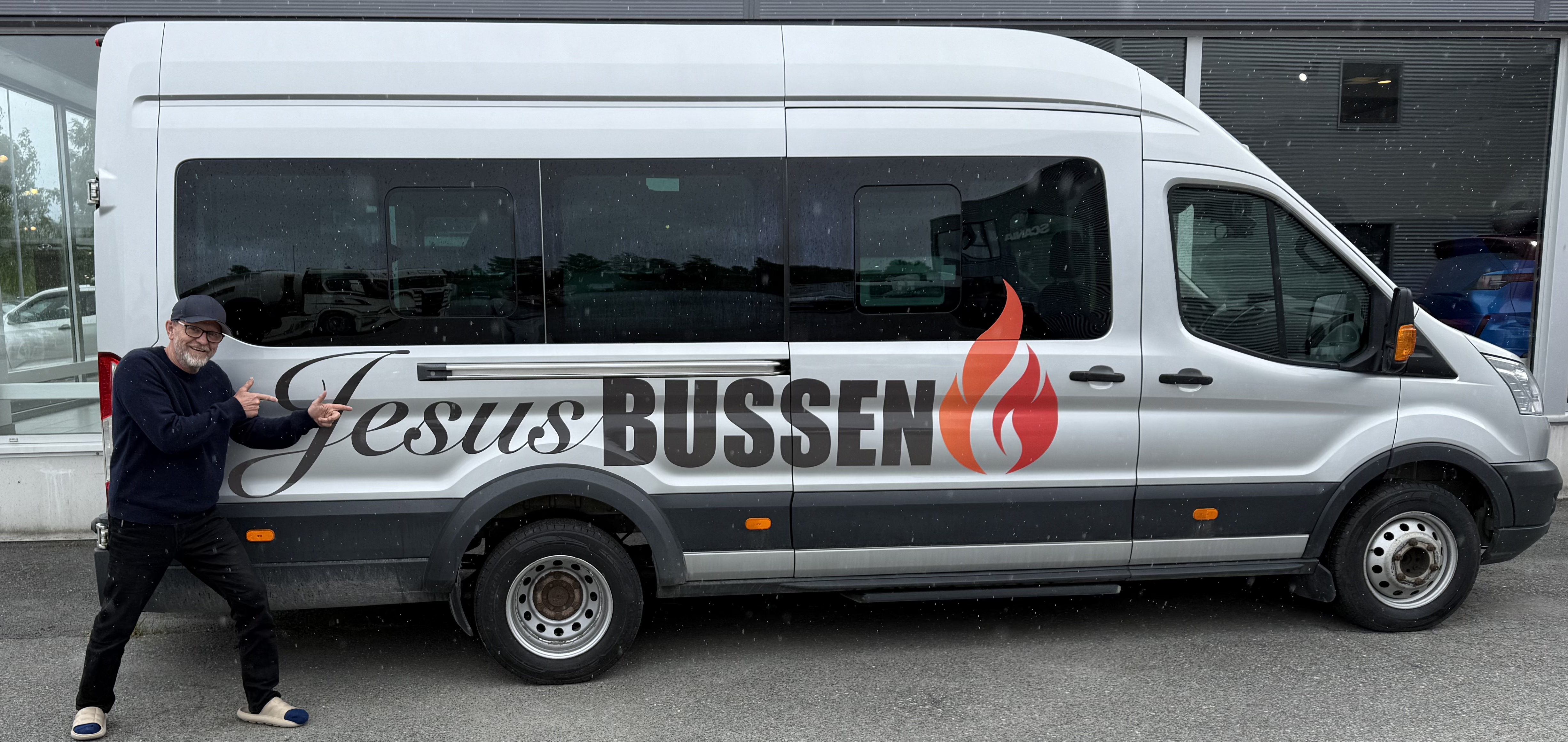 Jesus-bussen med JB-logo på siden – hero-bilde.