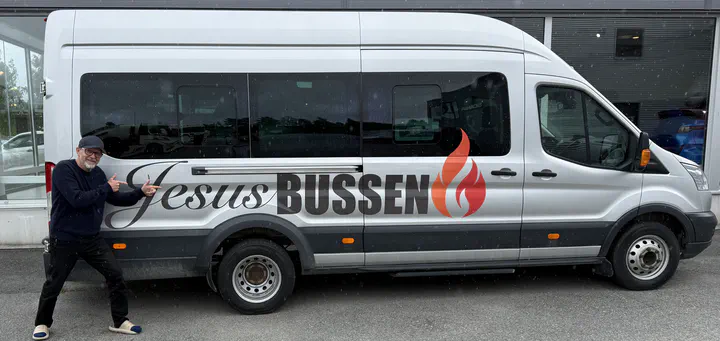 Jesusbussen med JB-logo på siden – hero-bilde.
